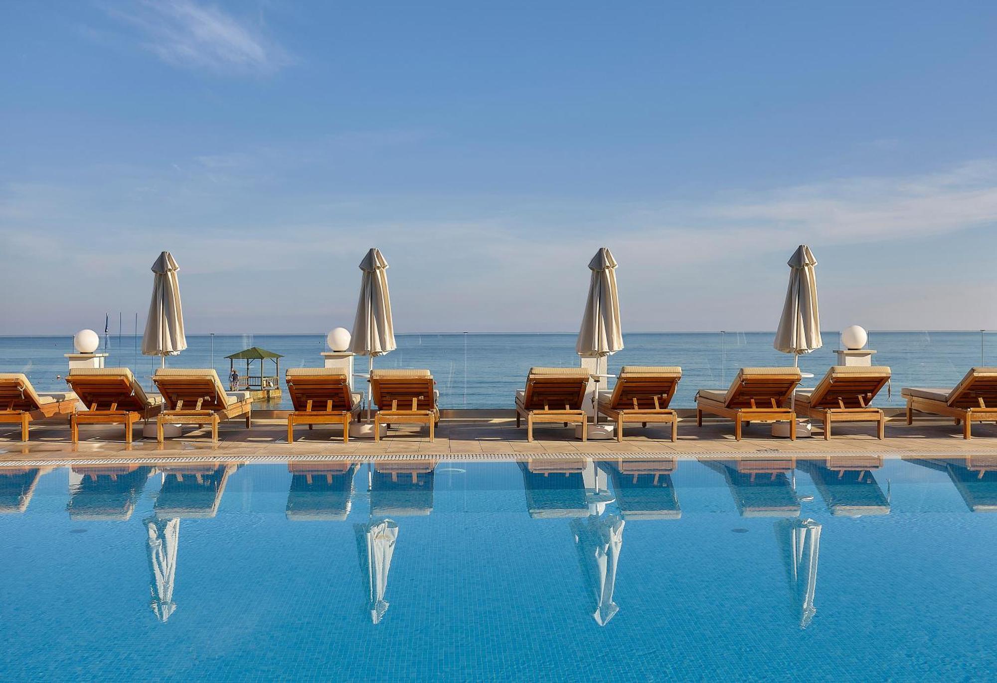 Alexander Beach Hotel & Village Resort Малиа Екстериор снимка